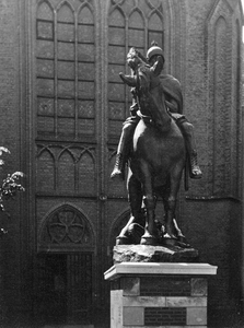 406916 Afbeelding van het beeld St.-Martinus te paard op het plein voor de St.-Martinuskerk (Oudegracht 401) te Utrecht.